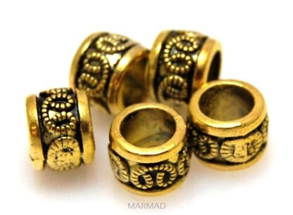 elementy w kolorze złotym