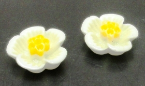 Kaboszon - kwiatuszki 16mm - białe