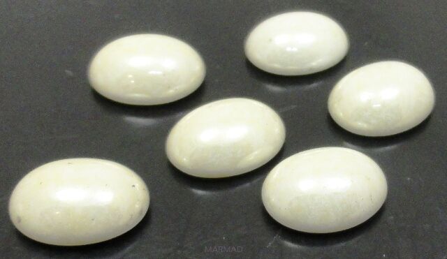 Kaboszon - owal 10x8mm - kremowy