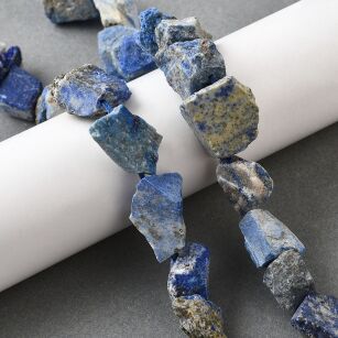 Lapis lazuli - surowe kamienie, bryłki - z otworem