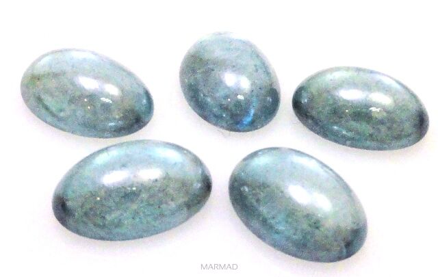 Kaboszon - owal 13x9mm - kolor akwamarynu