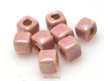 Nakładki na rzemienie i sznurki - kostki 6x6mm - ceramika jasno różowa