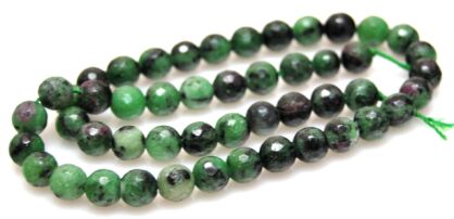 Zoisyt rubinowy fasetowany naturalny - kula 8mm