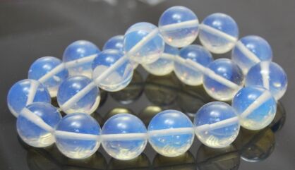 Opal, opalit biały - kula 20mm - wada przy otworach