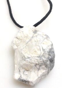 Howlit biały surowy - zawieszka 52x27x15mm + rzemień