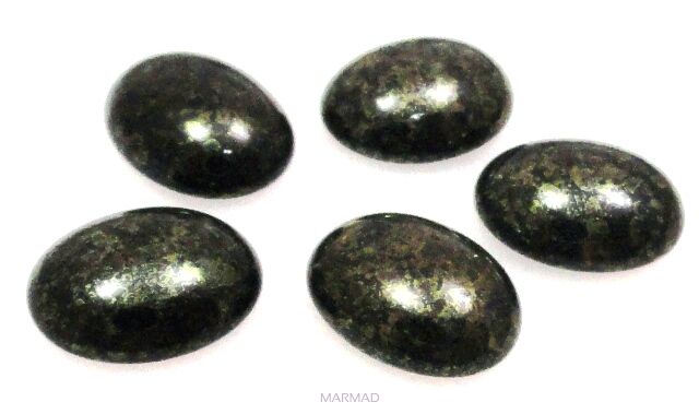 Kaboszon - owal 9x7mm - bardzo ciemno zielony - Preciosa