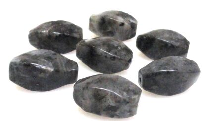 Larvikite - skręcona oliwka 16x9mm