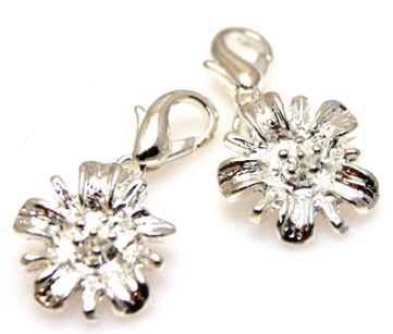 Charms z karabińczykiem - kwiatuszek - posrebrzany