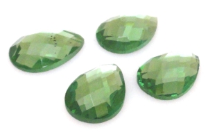Kaboszon szklany fasetowany - kropla 13x10mm - green