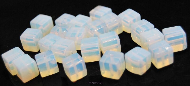 Opal biały - kostka 8x8mm