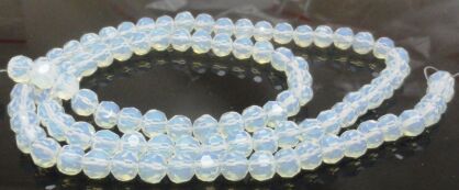 Opal, opalit biały fasetowany - kula 4mm
