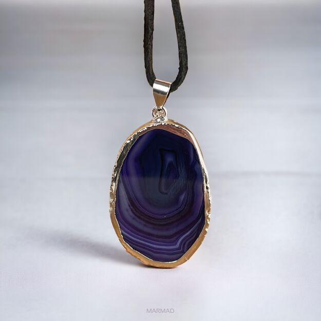 Zawieszka- Agat granatowo- fioletowy z białymi pasami- plaster w srebrnej otoczce- 47x29x5mm