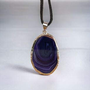 Zawieszka- Agat granatowo- fioletowy z białymi pasami- plaster w srebrnej otoczce- 47x29x5mm