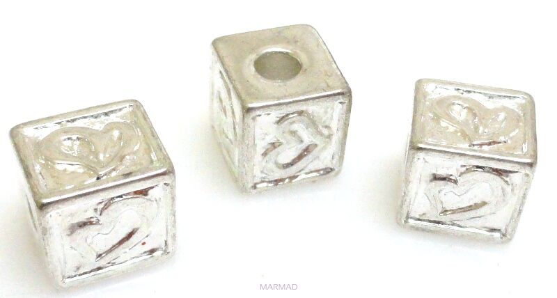 Ozdobna kostka z sercem - 10x10mm