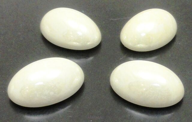 Kaboszon - owal 13x9mm - kremowy