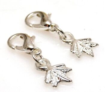 Charms z karabińczykiem - liść