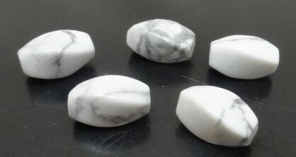 Howlit biały - oliwka twist 16x8mm