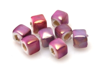 Nakładki na rzemienie i sznurki - kostki 6x6mm - ceramika różowo liliowa