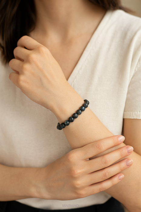 Larvikit – kamień ochrony, oczyszczenia i intuicji. Na której ręce nosić i z czym łączyć?