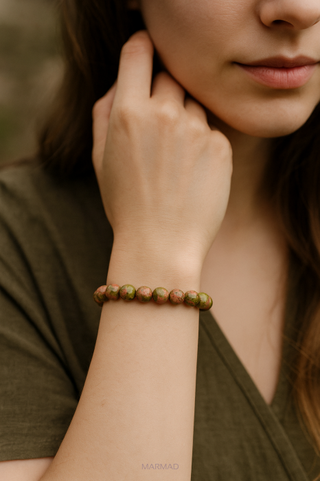 Unakit – kamień równowagi, uzdrowienia i emocjonalnego spokoju. Na której ręce nosić i jak działa na znaki zodiaku?